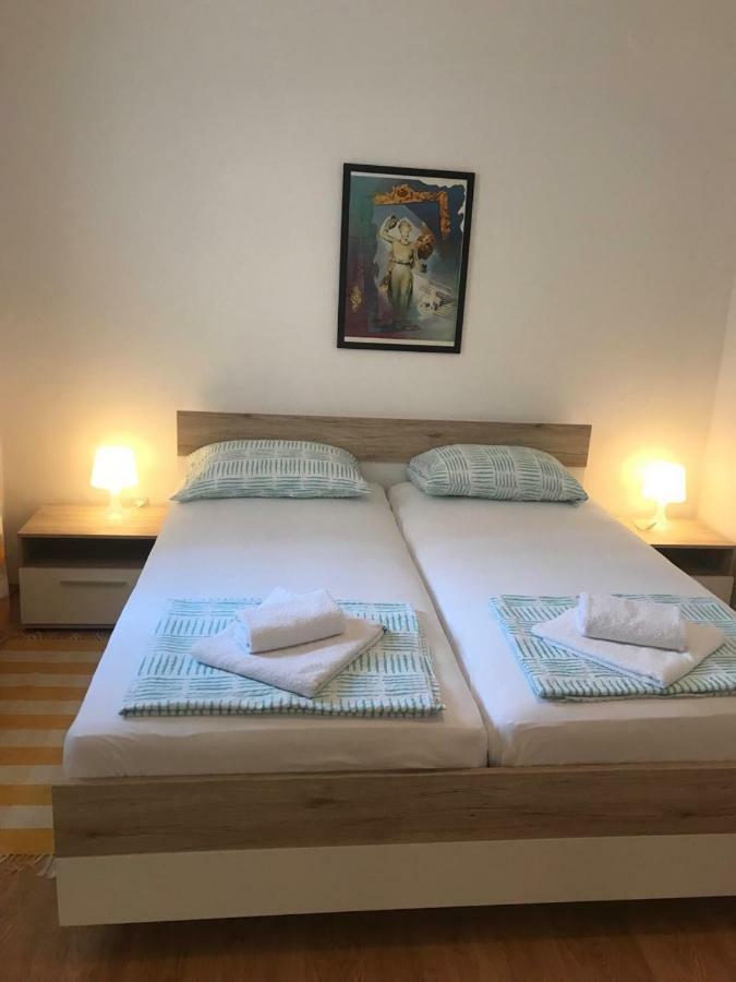 Apartments Veda Pula Bagian luar foto